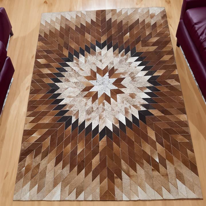Tapis de bureau géométrique en cuir de vachette patchwork marron pour la vente par Rosoc Rug