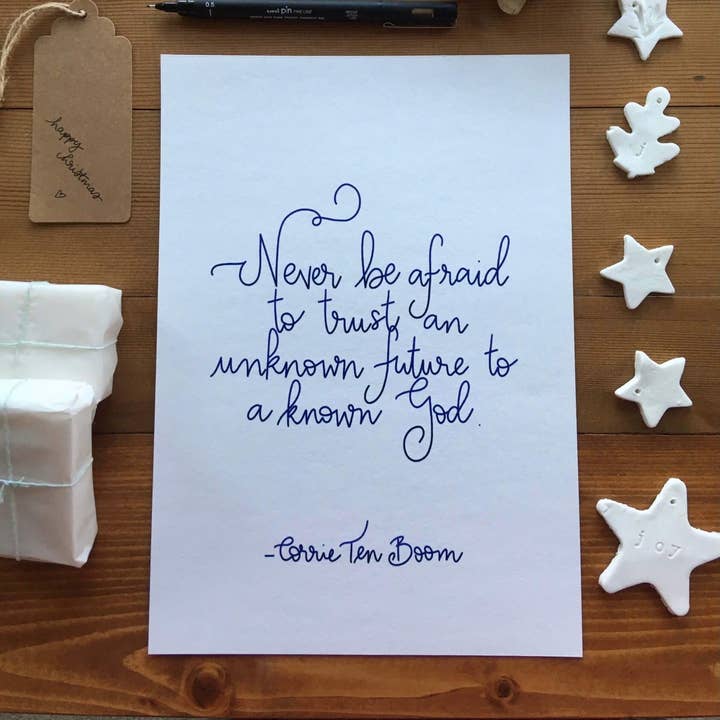 And Hope Designs - Cards, Stickers & Stationery - Vente Affiche d'art - Impression de citation chrétienne de Corrie Ten Boom en bleu marine, Art de la foi2