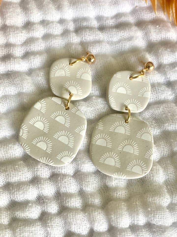 Boho regnbåge lerdroppeörhänge - Jordtoner handmålade för wholesale av Terra Made