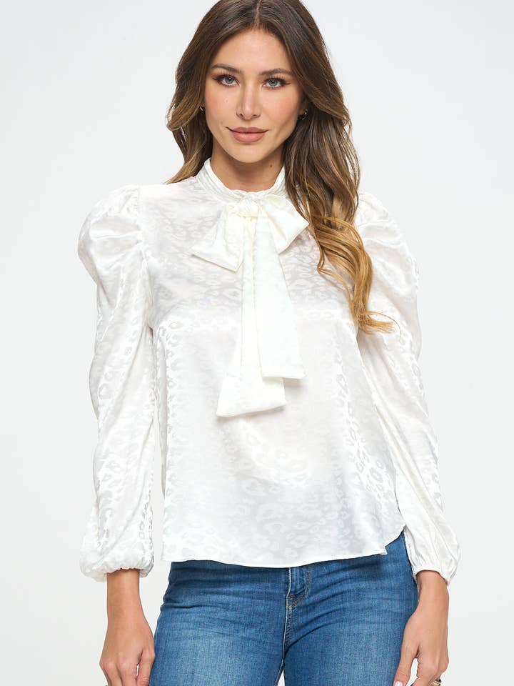 Blouse en satin à nouer sur pour la vente par DNA Couture