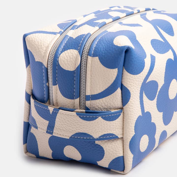 Caroline Gardner - Wholesale Makeup/Cosmetic Bag - Blue Mono Flower Large Travel Washbag