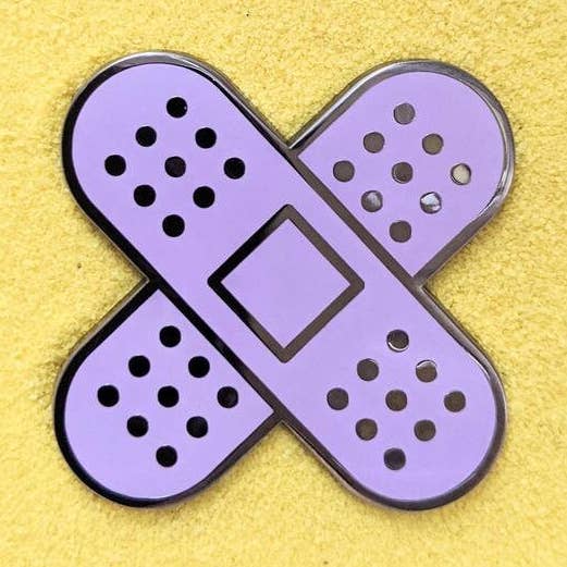 Badge à épinglette Bandaid en émail dur 38 mm pour la vente par SmallRiniLady