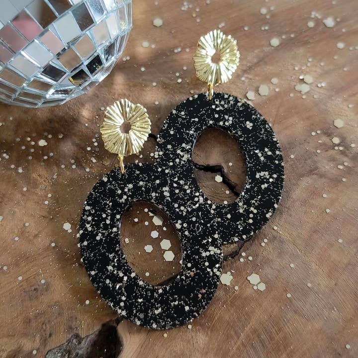 Lola oorbellen zwart/goud voor wholesale door Les Noeuds de Maman