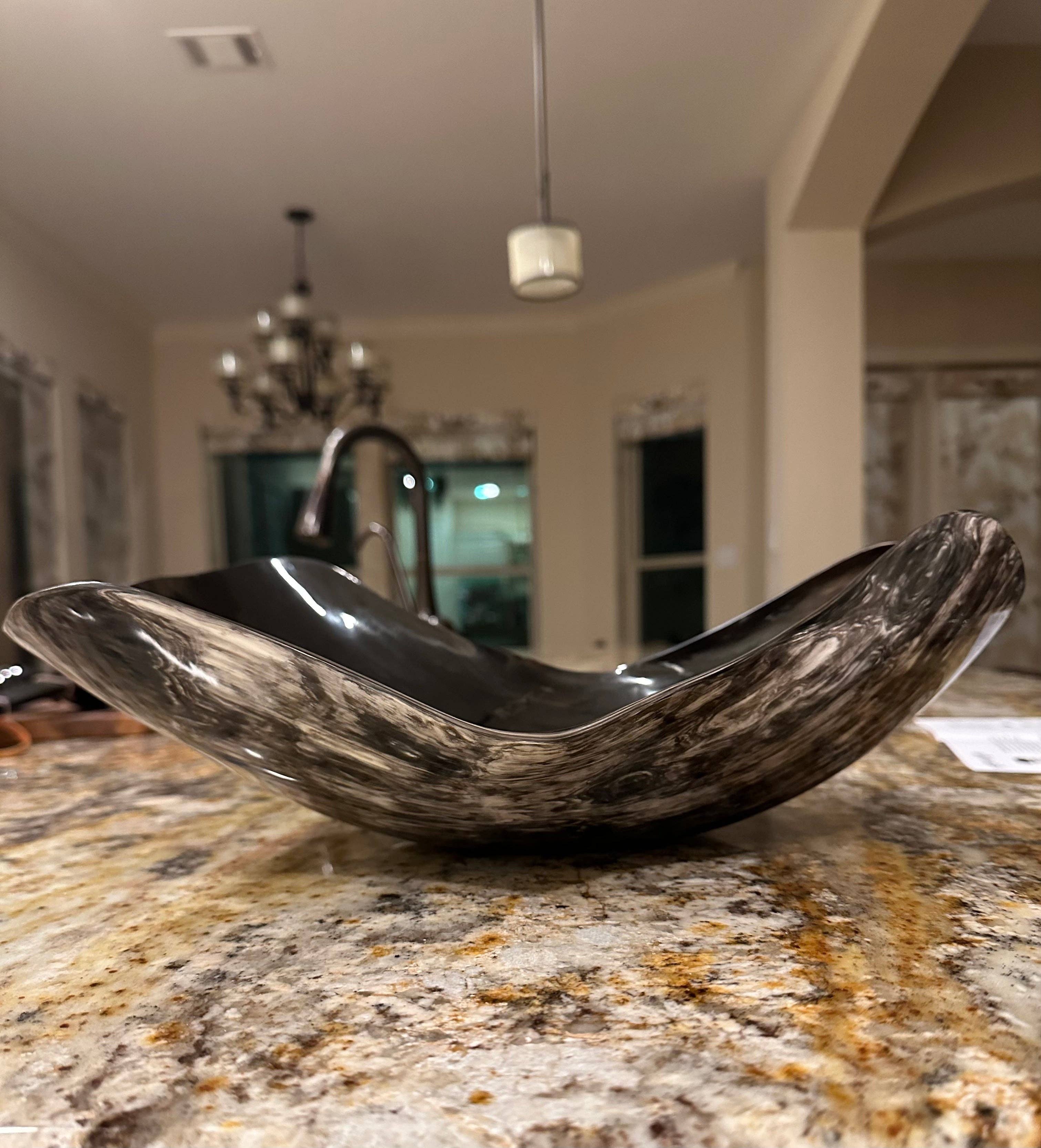 The African Home Goods - Wholesale Decoratief bord/schotel/kom - Decoratieve schaal met gebogen hoorn van Mamba - Licht4