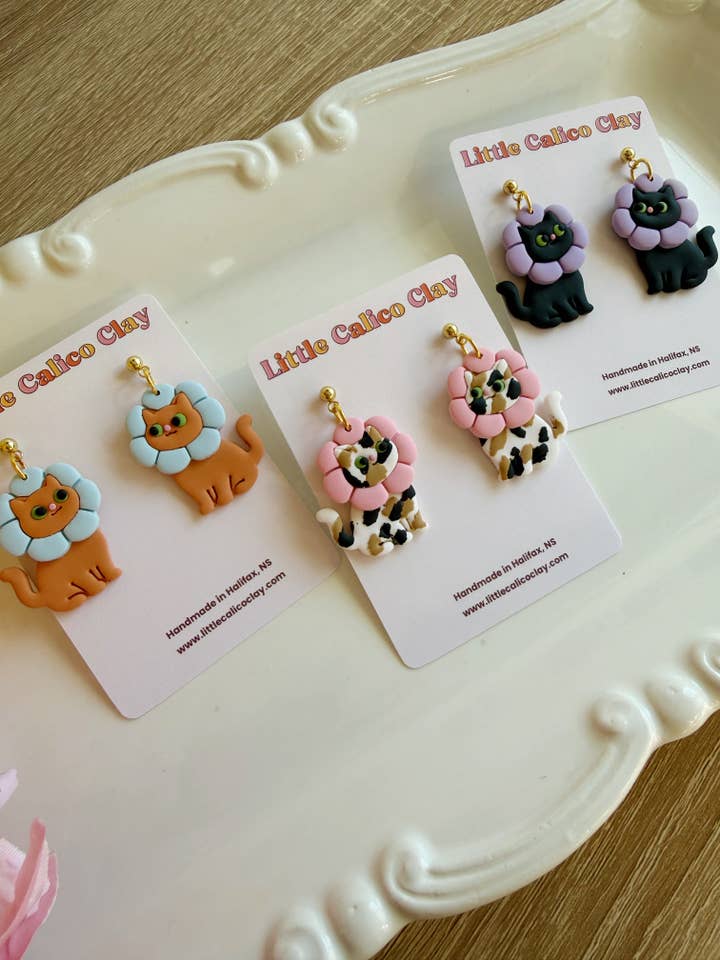Pendeloques Chat Fleur | Boucles d'oreilles en pâte polymère pour la vente par Little Calico Clay