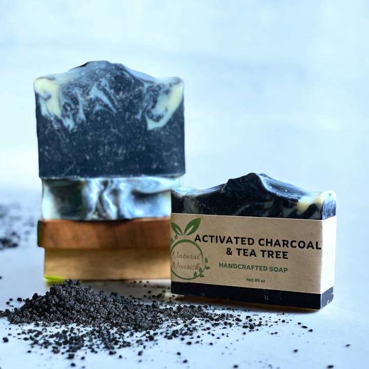 Savon artisanal au charbon avec arbre à thé, romarin et lavande pour la vente par Natural Nourish
