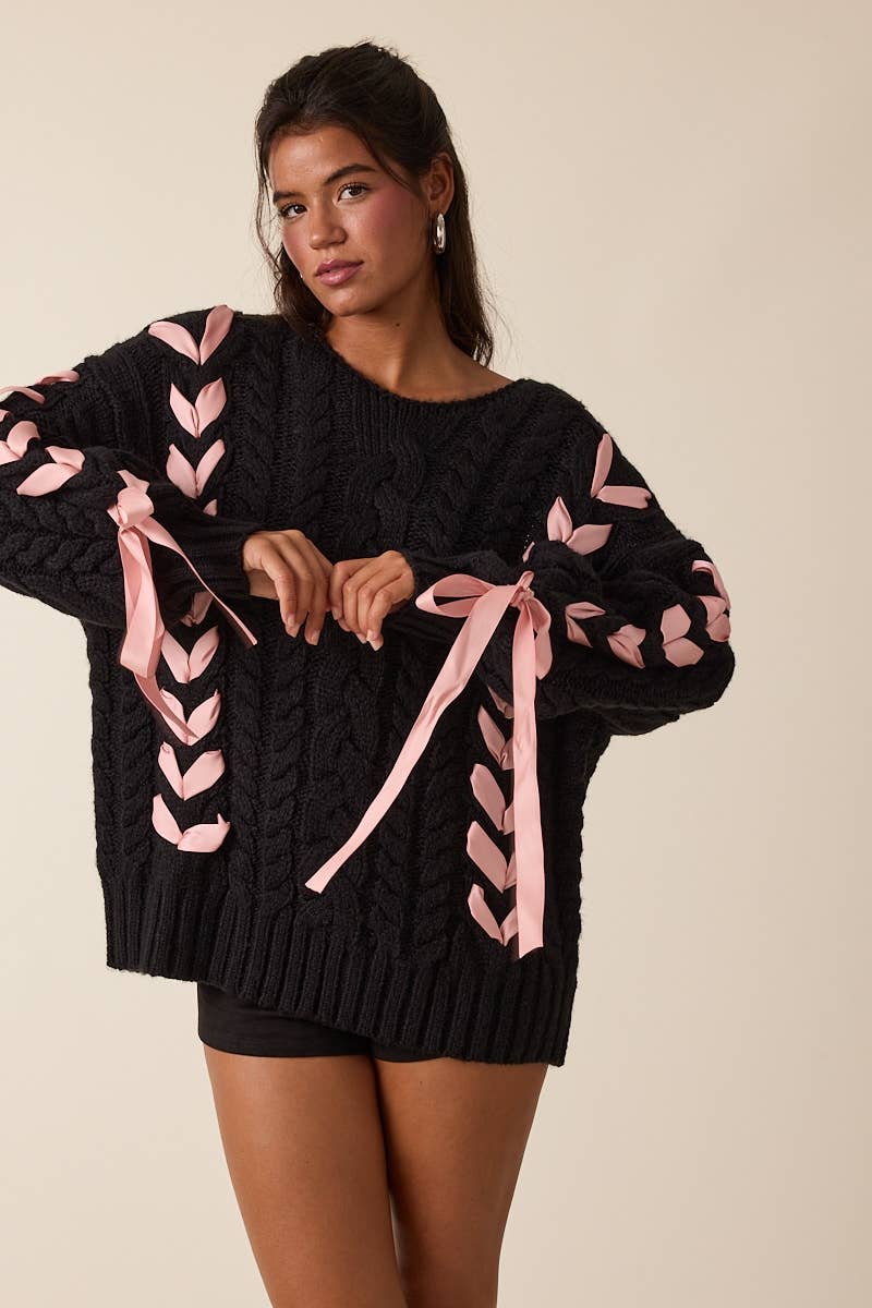 NOIR PULL EN MAILLE CÂBLÉE À MANCHES LONGUES AVEC RUBAN ROSE PÂLE en vente sur Faire1