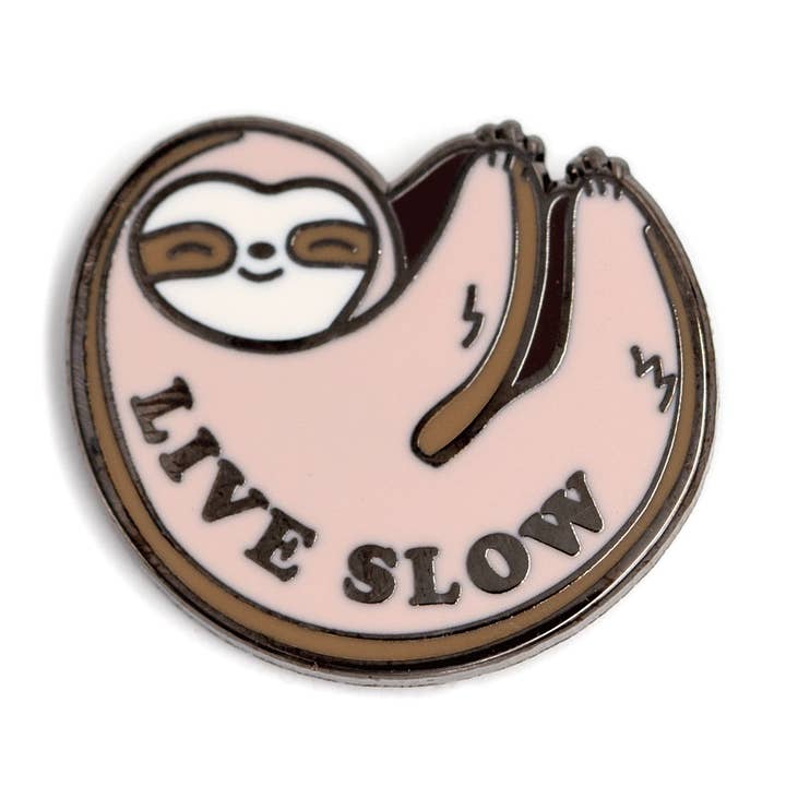 Live Slow Luiaard emaille pin voor wholesale door These Are Things