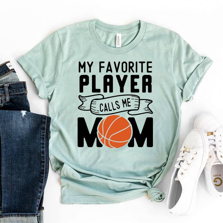 Min Favorit spiller kalder mig mor T-shirt - Bella Canvas for engroshandel hos Printliss