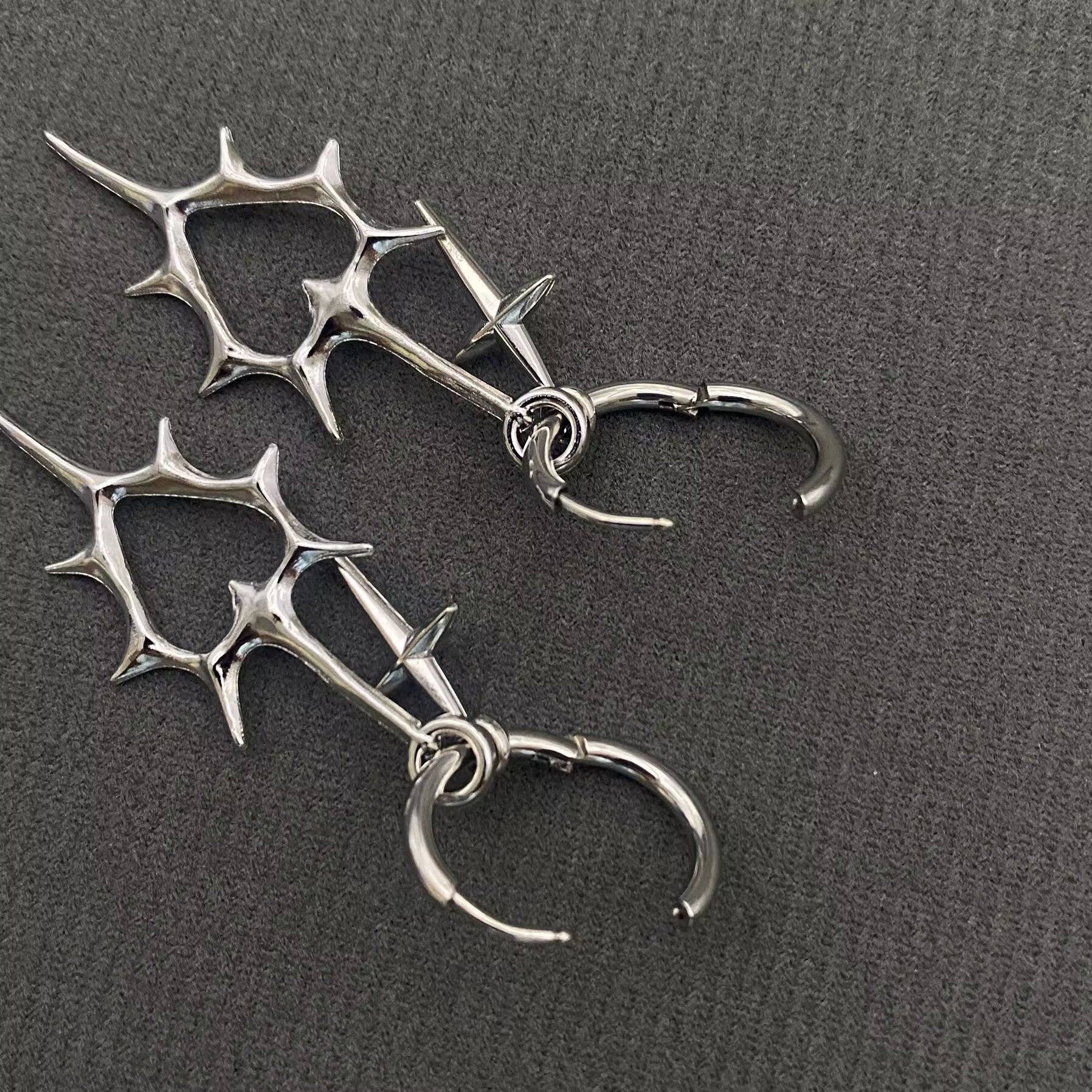 Mio Queena - Wholesale Huggie Earrings - Gothic Silver Tone Thorns Hollow Heart Huggie Earrings - GT2