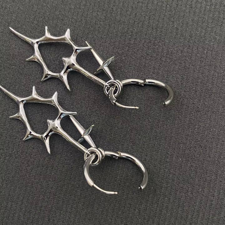 Mio Queena - Wholesale Huggie Earrings - Gothic Silver Tone Thorns Hollow Heart Huggie Earrings - GT2