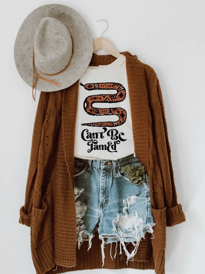 Camiseta Can't Be Tamed por atacado de Hank & Scoot