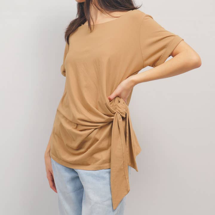 Stretch-Baumwoll-T-Shirt mit seitlicher Schleife – TDM26925 für den Großhandel von Cecile Wang