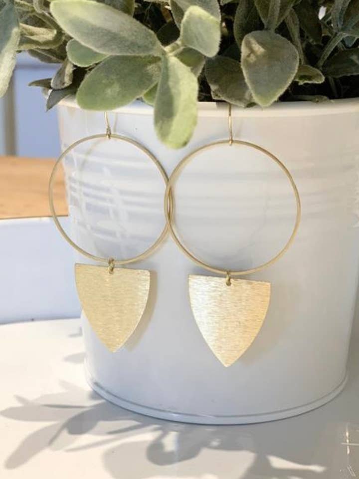 Grote hoepel met piramide voor wholesale door Clover + Coast Designs