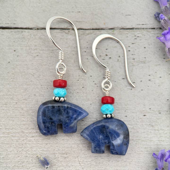 Orecchini Zuni Bear in Sodalite - Accenti in Corallo Rosso e Turchese Blu - Feticcio Nativo Americano - Argento Sterling 925 Massiccio - Edizione Limitata per la vendita all'ingrosso da parte di Sunlight Silver Jewelry