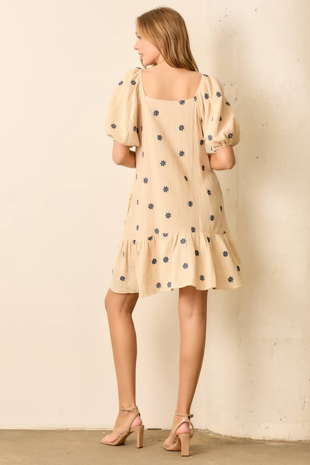 NATURLIG/FLÅDE PLUS SIZE PRINTET BLOMSTRET KORTÆRMET MINI KJOLE for engroshandel på Faire2