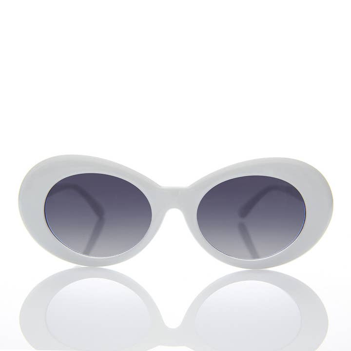 Lunettes de soleil œil de chat ovales blanches - Lulu 2 pour la vente par SUNGLASS MUSEUM