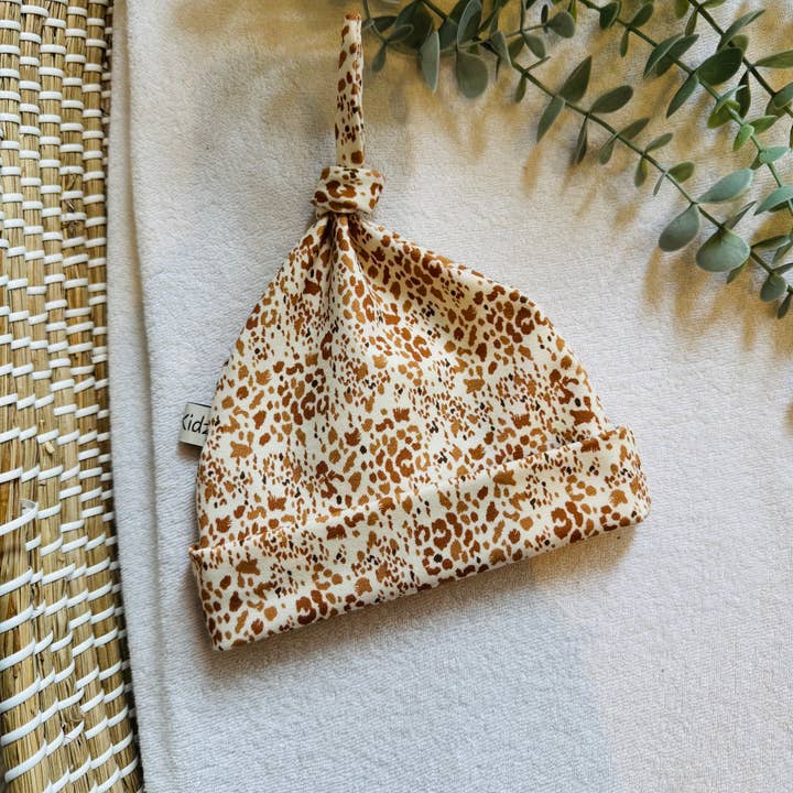 Bonnet Mini Léopard Camel pour la vente par Bibi Kidz