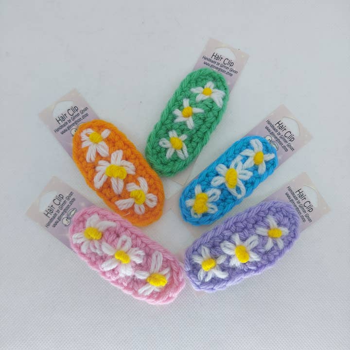 Barrette à cheveux fleur au crochet - Marguerites pour la vente par Glitter Ghost Clothing and Accessories