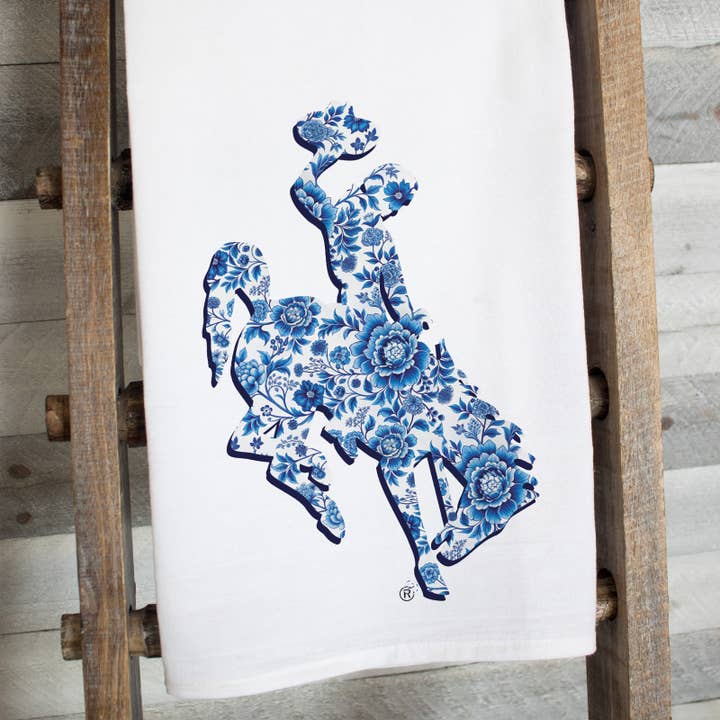 Torchon de cuisine Cheval cabré du Wyoming en bleu et blanc Chinoiserie pour la vente par This Joyful Home