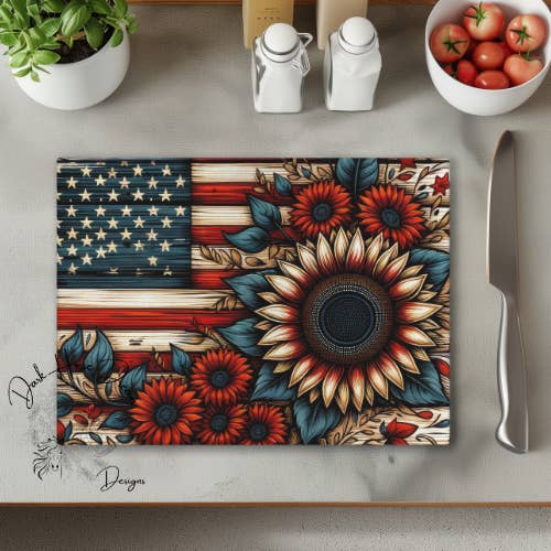 Planche à découper tournesol patriotique rustique - Drapeau américain pour la vente par Dark Horse Dream Designs LLC