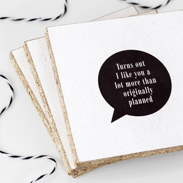 Si scopre una mini targa in legno con una divertente citazione d'amore. per la vendita all'ingrosso da parte di Coulson Macleod (U.S. Duties Paid)