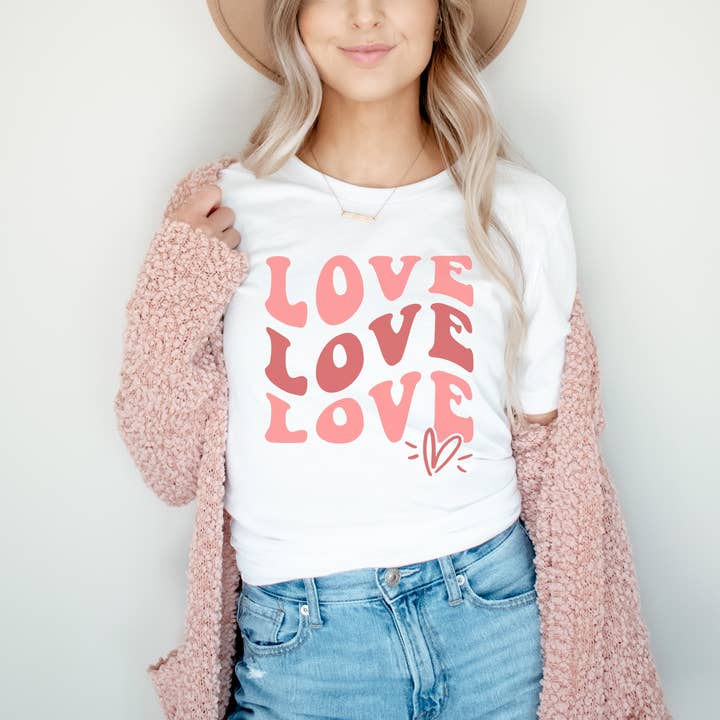 Retro Love Repeat | T-shirt graphique pour la Saint-Valentin pour la vente par Amy Anne Apparel Inc