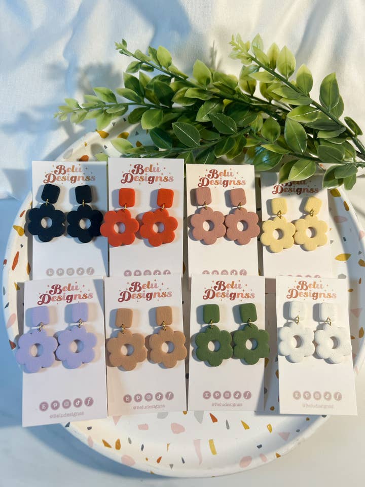 Boucles d'oreilles en pâte polymère faites main avec des fleurs colorées pour la vente par Belu Designss