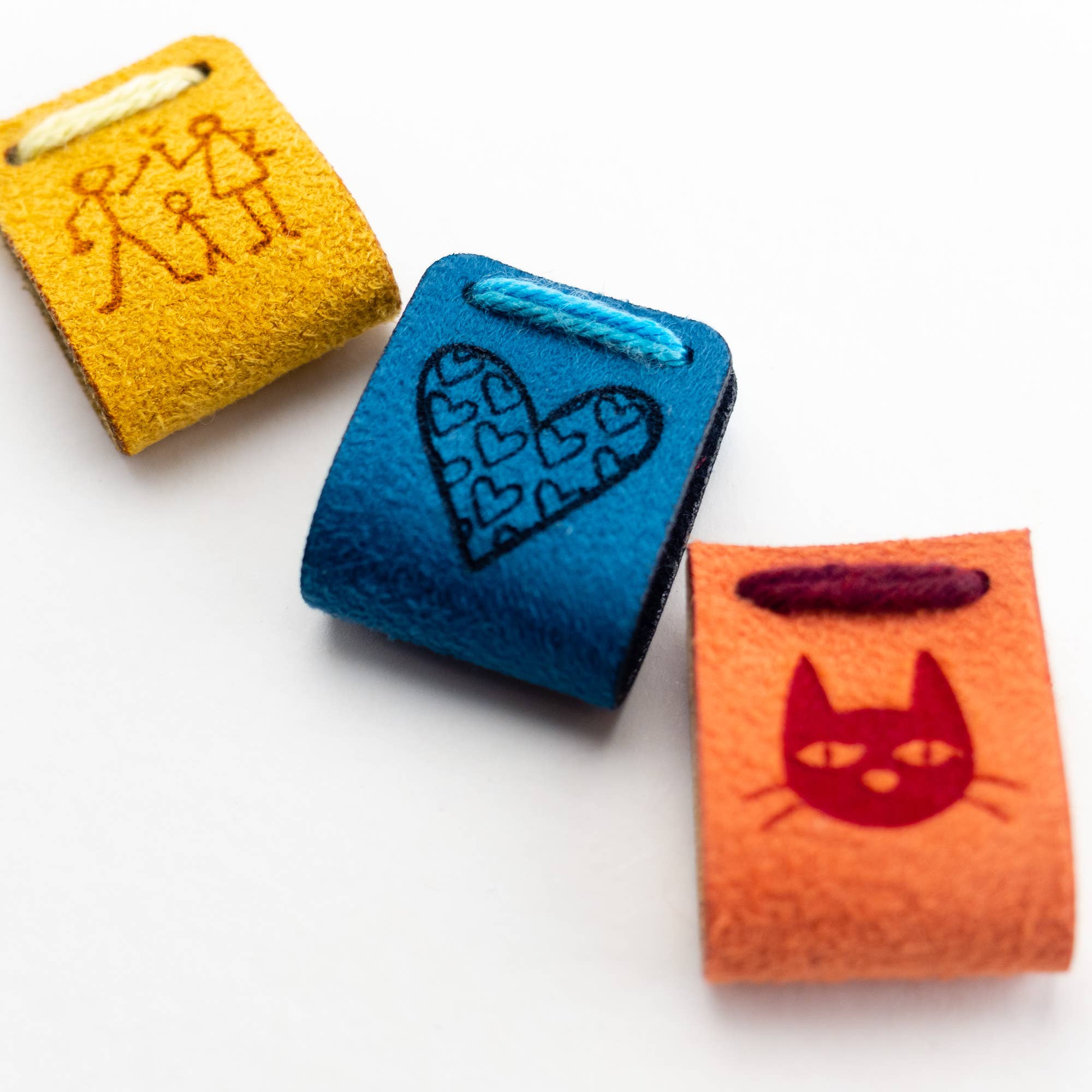 minimize custom tags - Venta al por mayor Etiquetas de regalos - Etiquetas de Marca Plegables Personalizadas - Imitación de Ante - 2 cm x 5,5 cm5