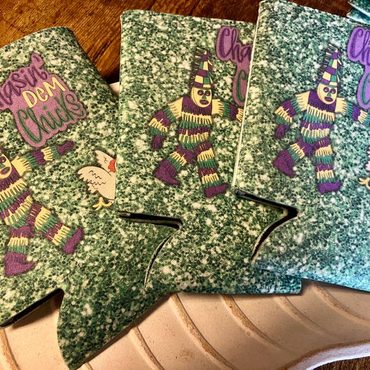 on the Bayou - Vente Housses de boisson - Mardi Gras à la poursuite des poules koozie