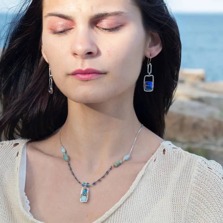 Art by any Means Jewelry – Engroshandel Hængeøreringe og creoløreringe – Tiny Tile krystal øreringe E834511