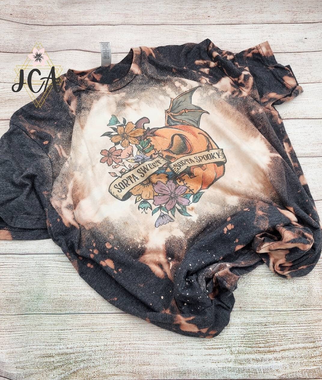 Jocelyn's Comfy Apparel – wholesale T-shirts med screentryck – Dam – Sorta Sweet Sorta Spooky Skjorta, Blekt Halloween-skjorta2