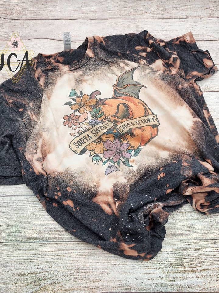 Jocelyn's Comfy Apparel – wholesale T-shirts med screentryck – Dam – Sorta Sweet Sorta Spooky Skjorta, Blekt Halloween-skjorta2