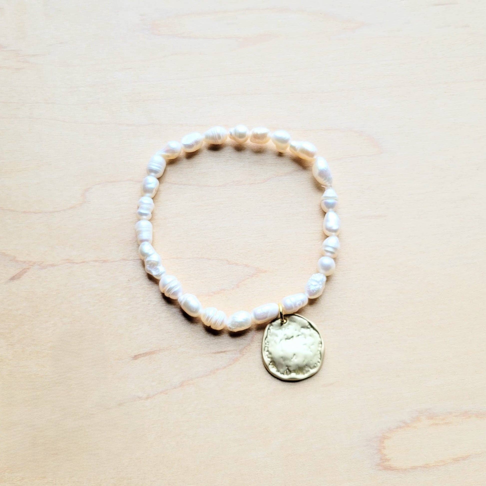 The Jewelry Junkie – Großhandel Perlenarmband – Süßwasserperlen-Armband mit matter Goldmünze 804m2