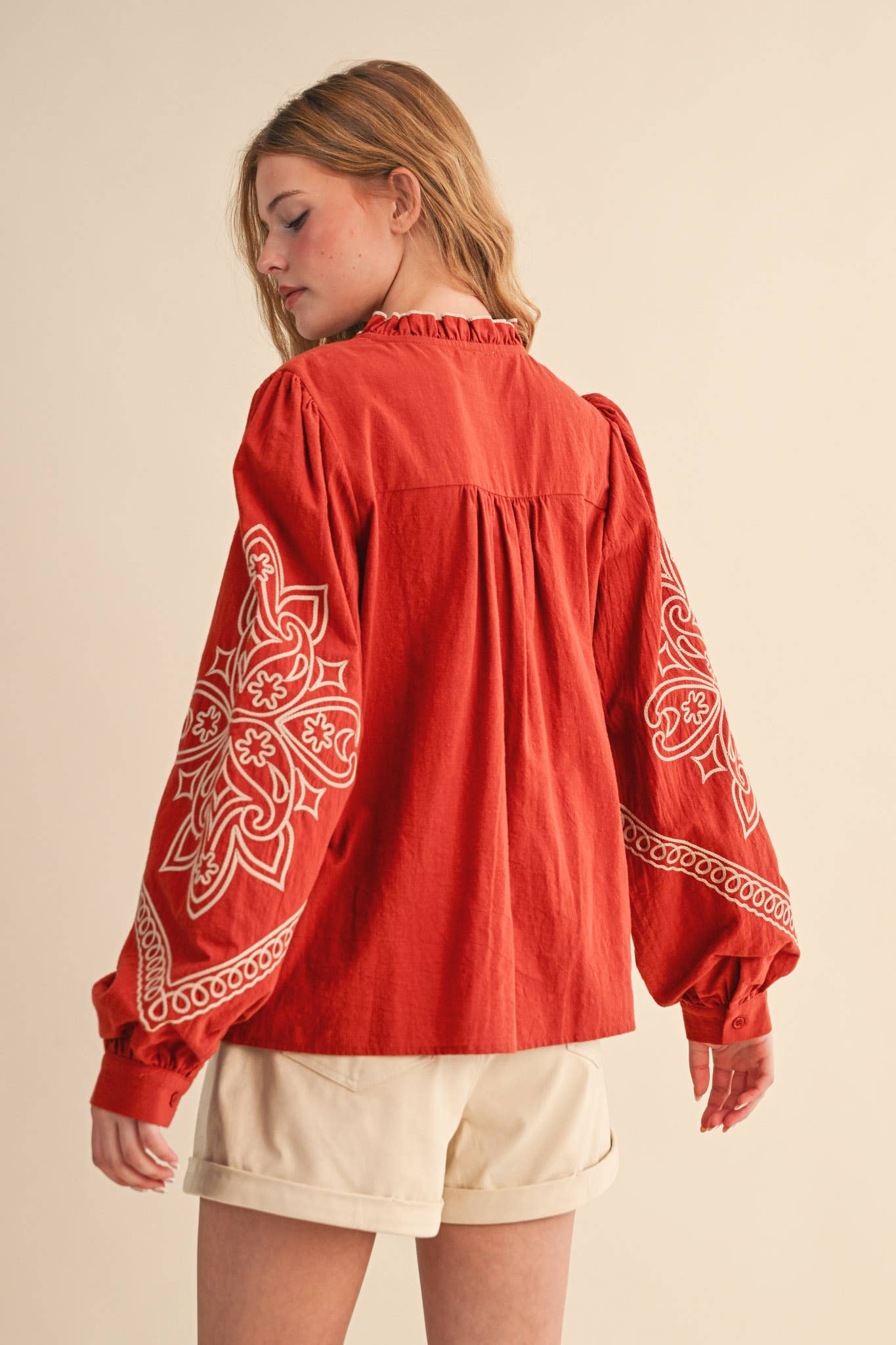 &MERCI – Engroshandel Skjorte med buttondown – til kvinder – BRODERET MOCK NECK KNAPPEBLUSE MTP333677