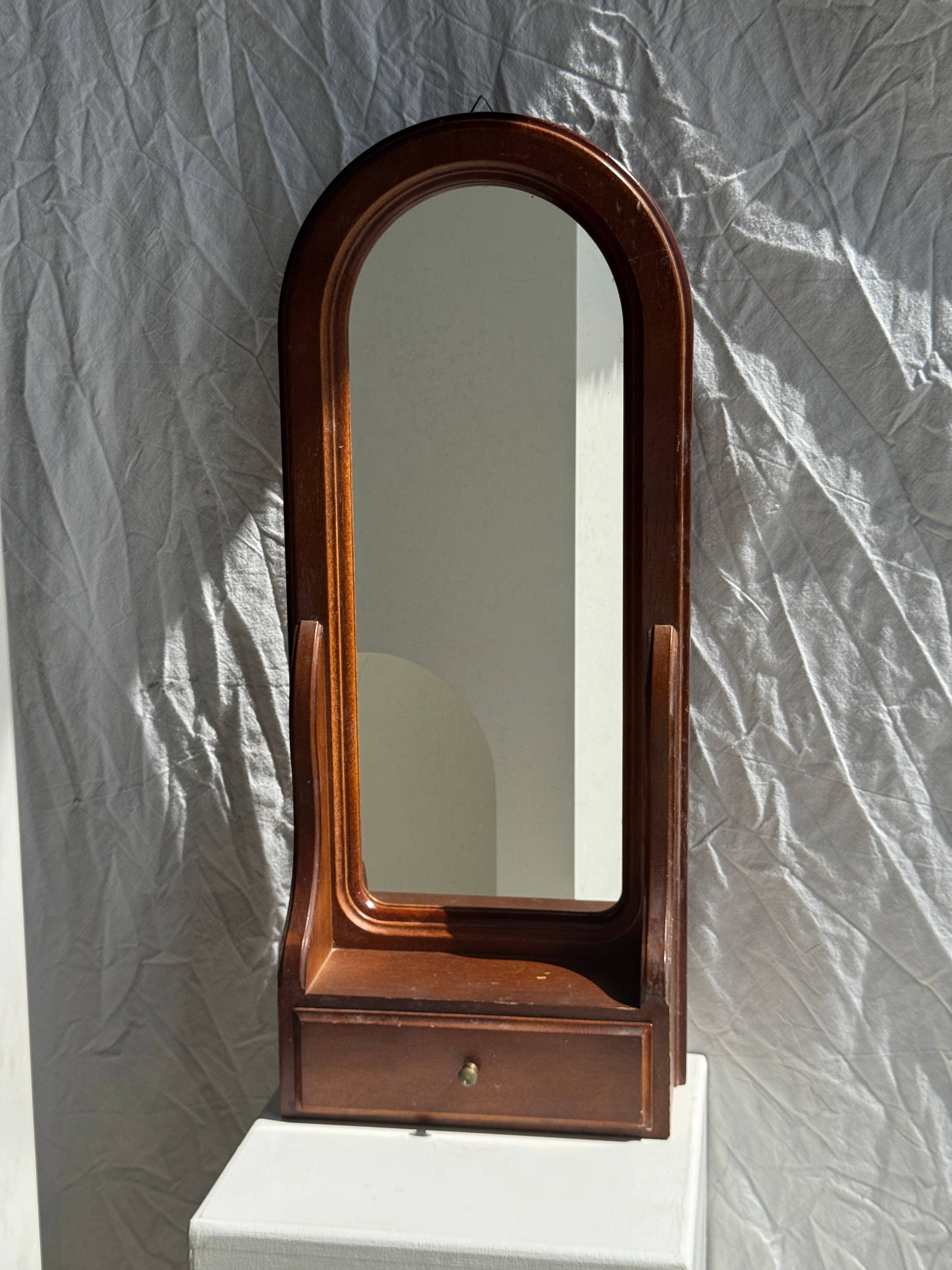 Office Objets - Wholesale Wall Mirror - Rounded mirror with a brown wooden drawer H673