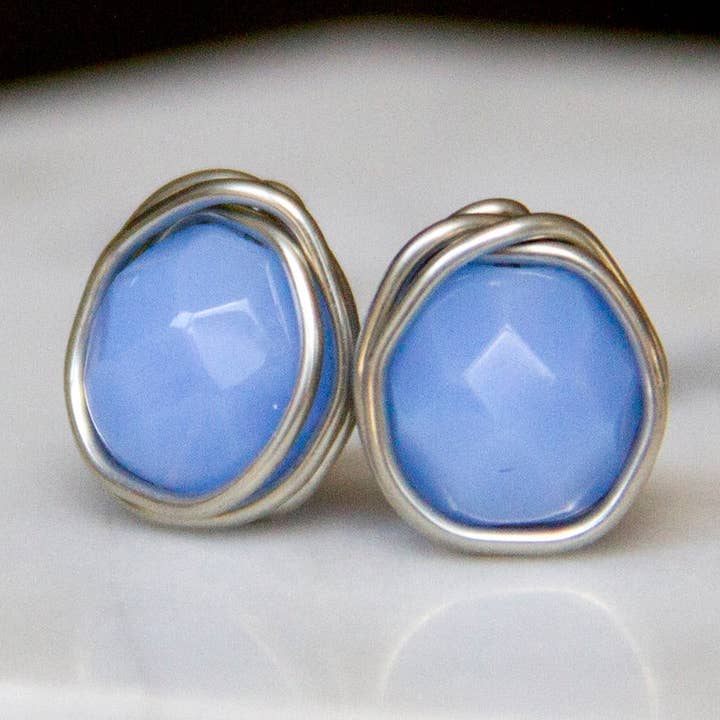 Immergrün-Ohrringe aus tschechischem Glas, mit Draht umwickelt, silberfarben für den Großhandel von The Jovi Lyne Collection