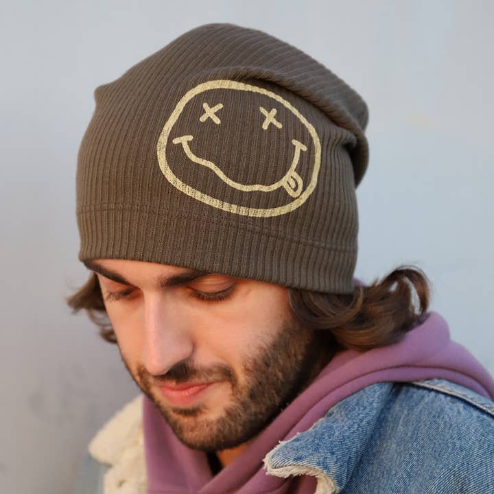 Purple Sardine - Vendita all'ingrosso Berretto - Uomo - Berretto a coste in cotone color fango scuro con stampa serigrafica Nirvana in stile grunge