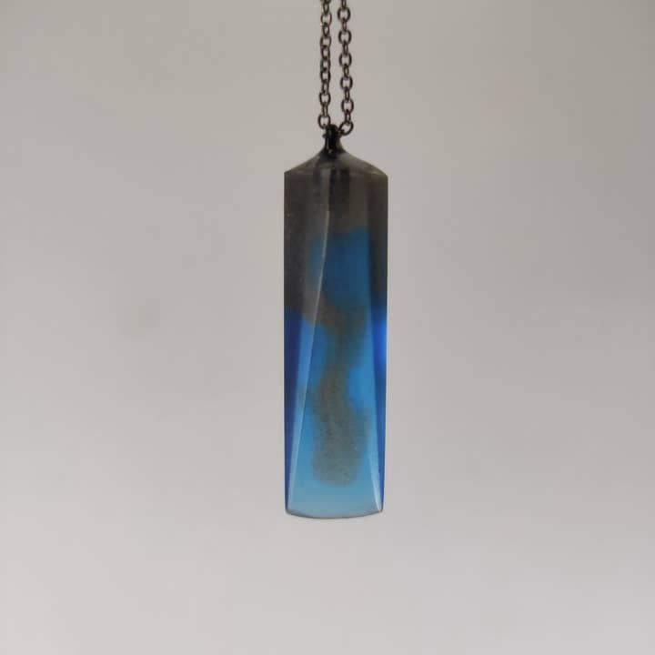 Bicolor prism pendant C0064 for wholesale by Resinartesania