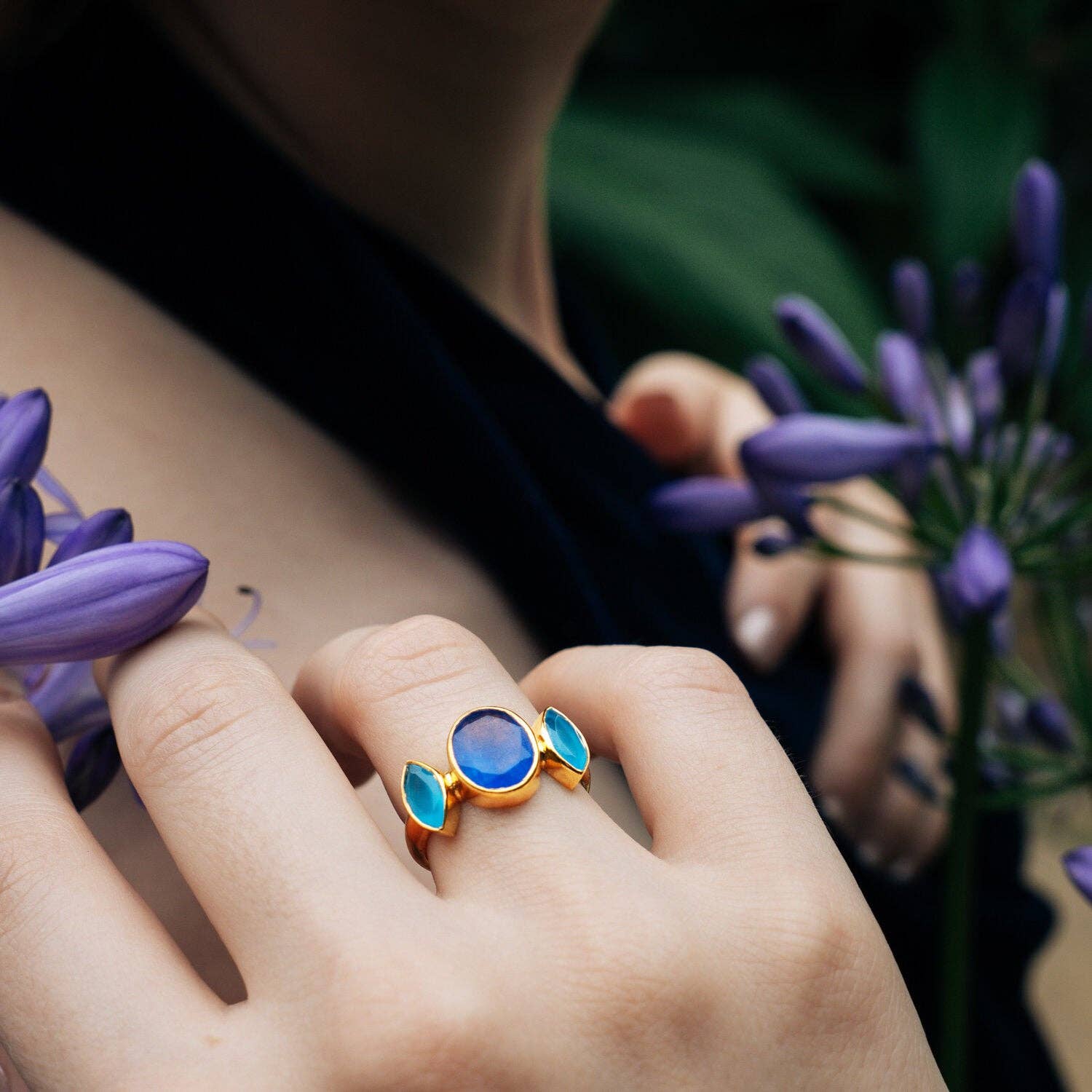 Gem Bazaar Jewellery – Großhandel Cocktail-/Statement-Ring – Blauaugen-Ring in Blauquarz, Blauchalcedon, Gold Vermeil3
