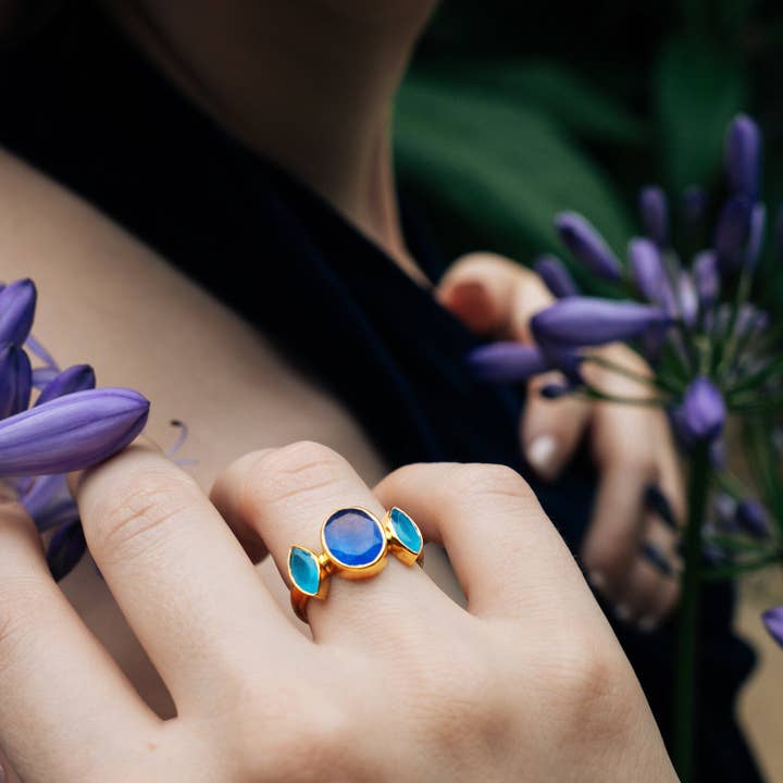Gem Bazaar Jewellery – Großhandel Cocktail-/Statement-Ring – Blauaugen-Ring in Blauquarz, Blauchalcedon, Gold Vermeil3