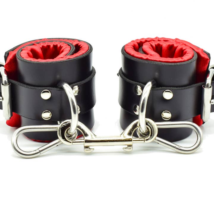 Menottes de cheville en cuir doublées de satin rouge pour la vente par Axovus
