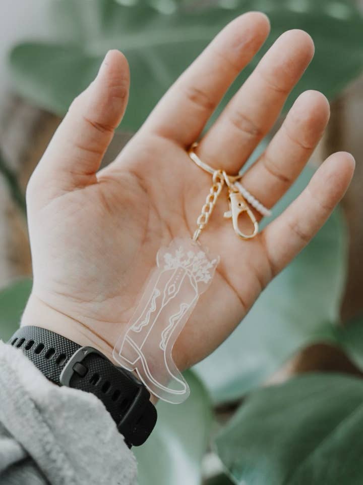 Porte-clés en acrylique gravé Wildflower Bouquet Cowgirl Boot pour la vente par Rooted Grace Co