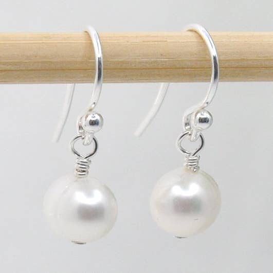 boucles d'oreilles classiques en perles d'eau douce pour la vente par Stefanie Wolf Designs