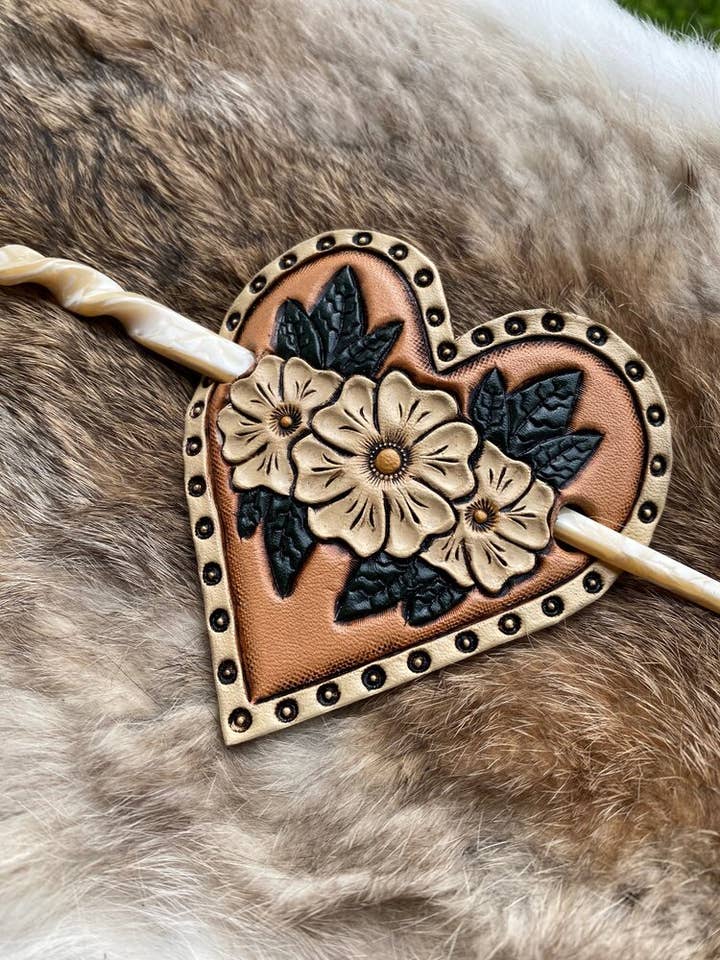 Sweetheart Hair Slide voor wholesale door Malevolent Leather