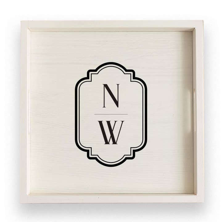 Plateau de service en bois personnalisé décoratif vertical avec initiales pour la vente par Rustic Marlin