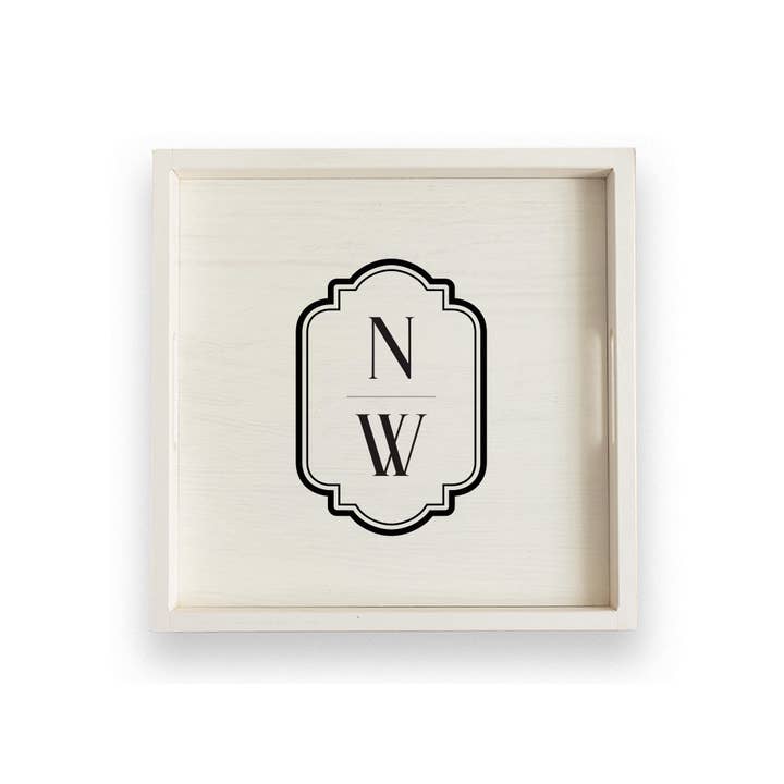 Plateau de service en bois personnalisé décoratif vertical avec initiales pour la vente par Rustic Marlin