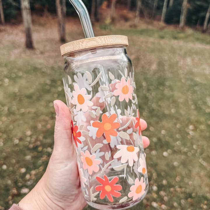 Bicchiere in vetro con coperchio in bambù e cannuccia Lazy Daisy 590 ml per la vendita all'ingrosso da parte di BidwellbyDesign