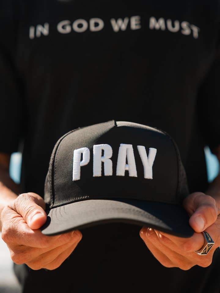 Be- Svart hatt för wholesale av In God We Must