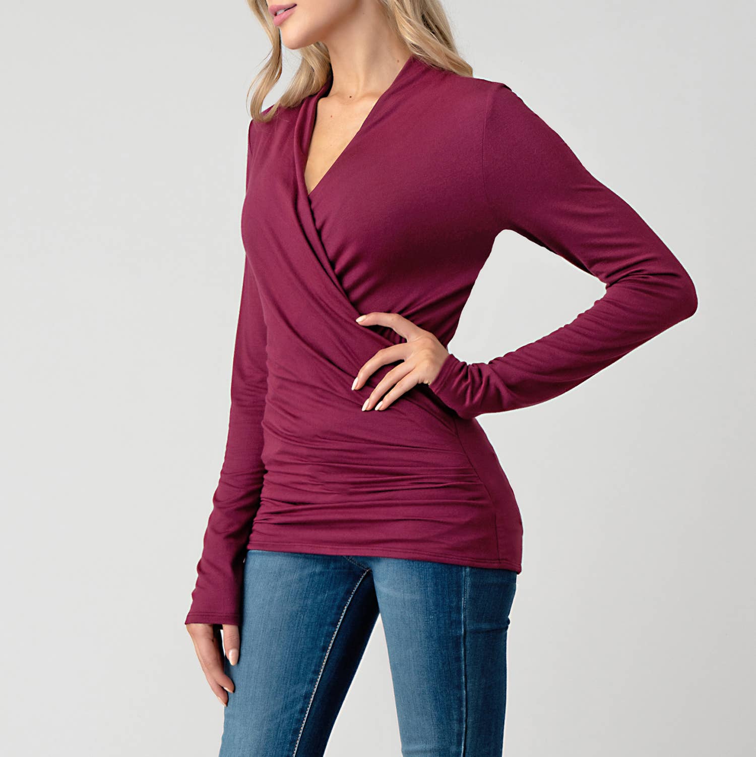 Heimious – Engroshandel Strikket top - Dame – Heimious fitted modal jersey bluse med slå-om, lange ærmer og plisserede detaljer17